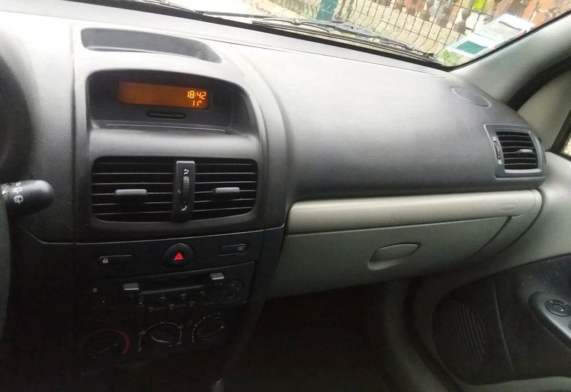 Renault Clio • 2002 • 159,999 km 2