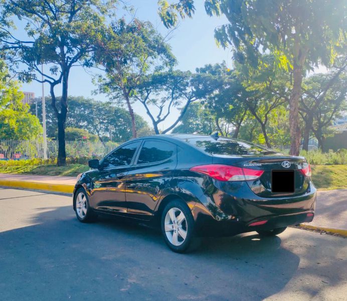 Hyundai Elantra • 2012 • 123,456 km 13
