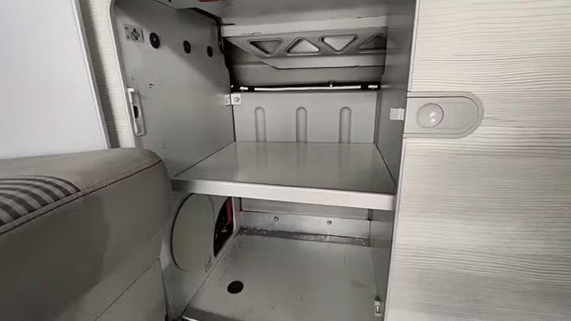 Volkswagen California • 2017 • 144,111 km 4