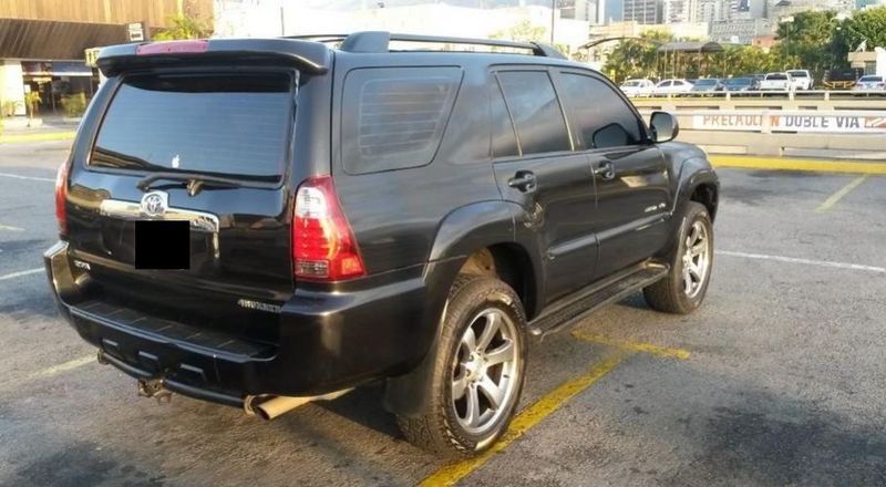 Toyota 4 Runner Limited • 2007 • 160,000 km 2