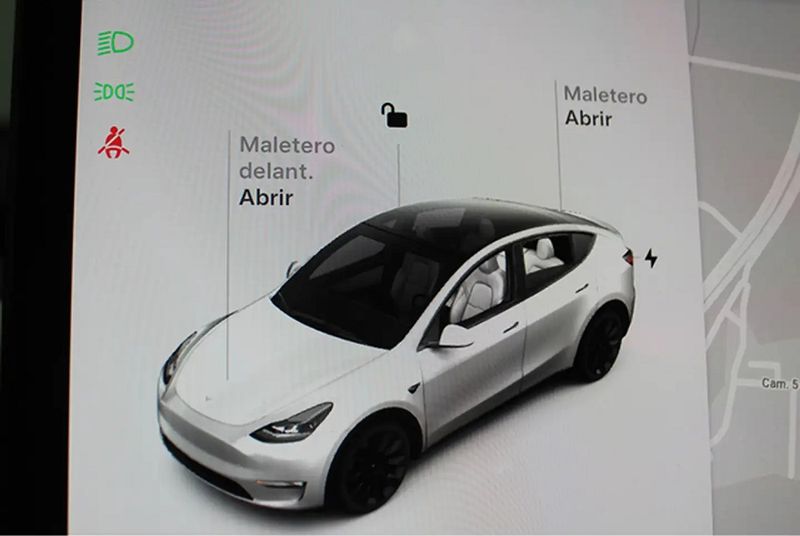 Tesla Model Y • 2023 • 18,300 km 3