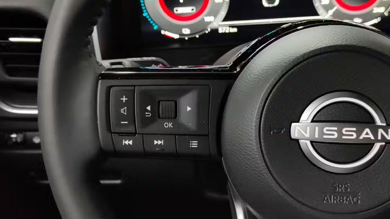 Nissan Qashqai • 2025 • 5,720 km 10