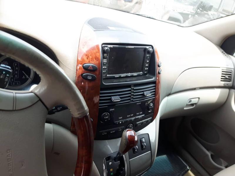 Toyota Sienna • 2005 • 87,291 km 10