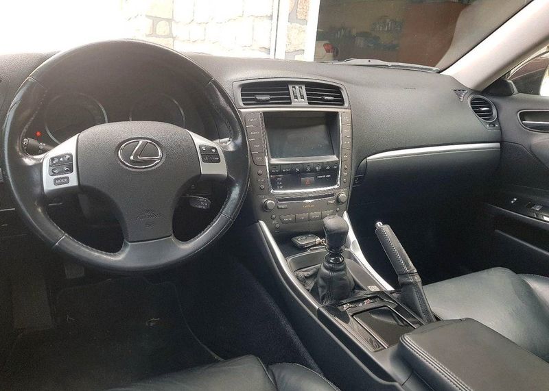 Lexus IS 200 • 2012 • 261,000 km 2