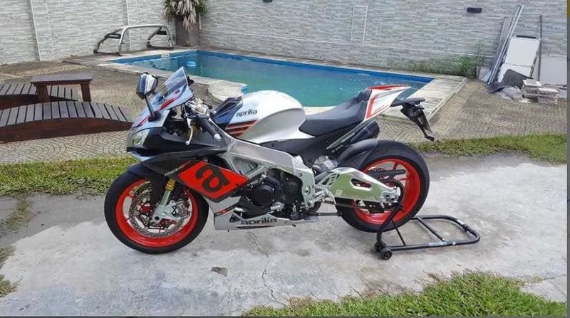 Aprilia rsv4 aprc • 2018 • 35,000 km 2