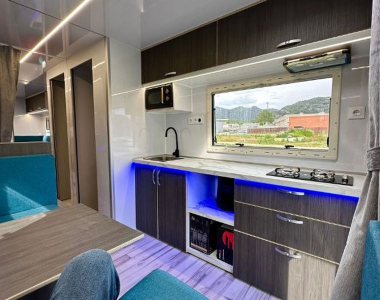 Mercedes-Benz 210 Van • 2017 • 195,000 km 3