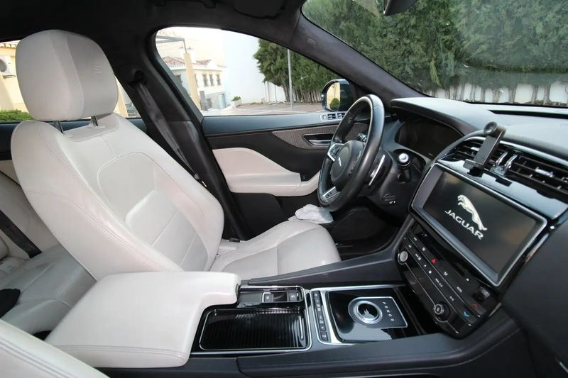 Jaguar F-Pace • 2017 • 99,000 km 14