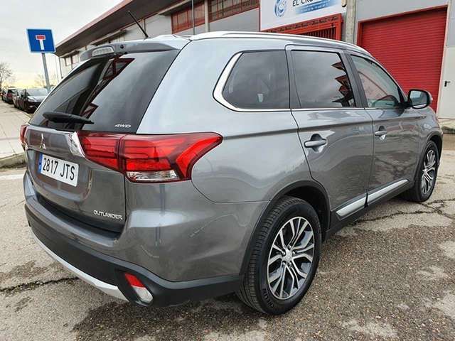 Mitsubishi Outlander • 2016 • 102,000 km 4