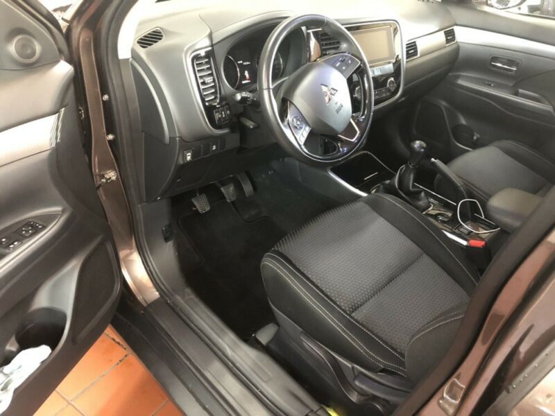 Mitsubishi Outlander • 2018 • 79,280 km 8