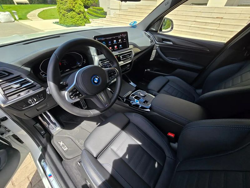 BMW X3 • 2023 • 2,433 km 10