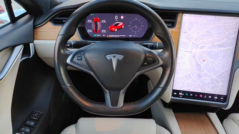 Tesla Model S • 2020 • 97,500 km 9