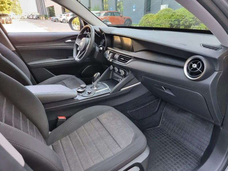 Alfa Romeo Stelvio • 2018 • 45,500 km 10