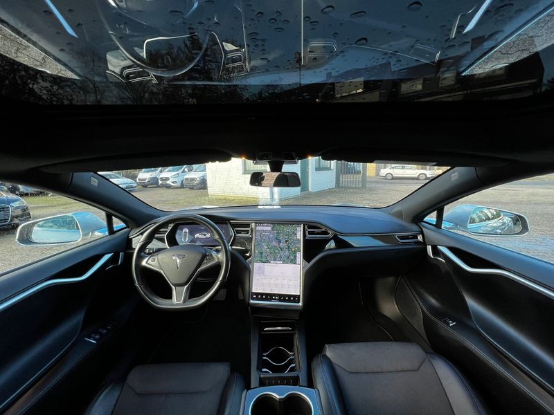 Tesla Model S • 2018 • 90,000 km 10