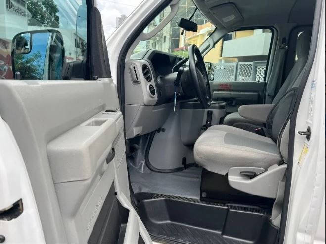 Ford E-350 • 2014 • 127,000 km 6