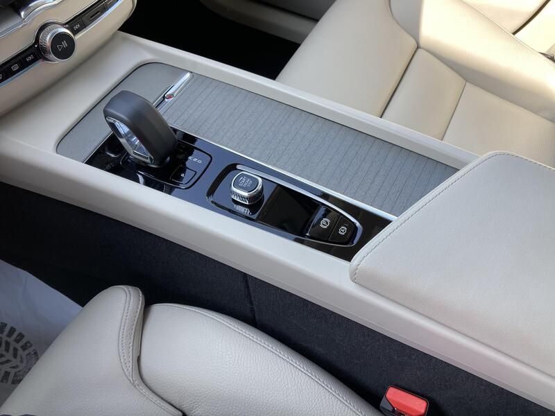 Volvo XC60 • 2024 • 12,819 km 17