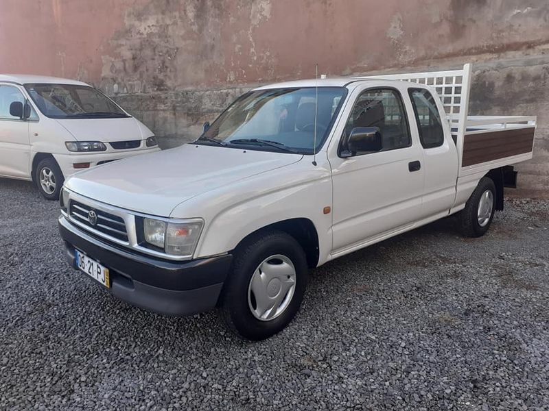 Toyota Hilux • 2000 • 239,000 km 2