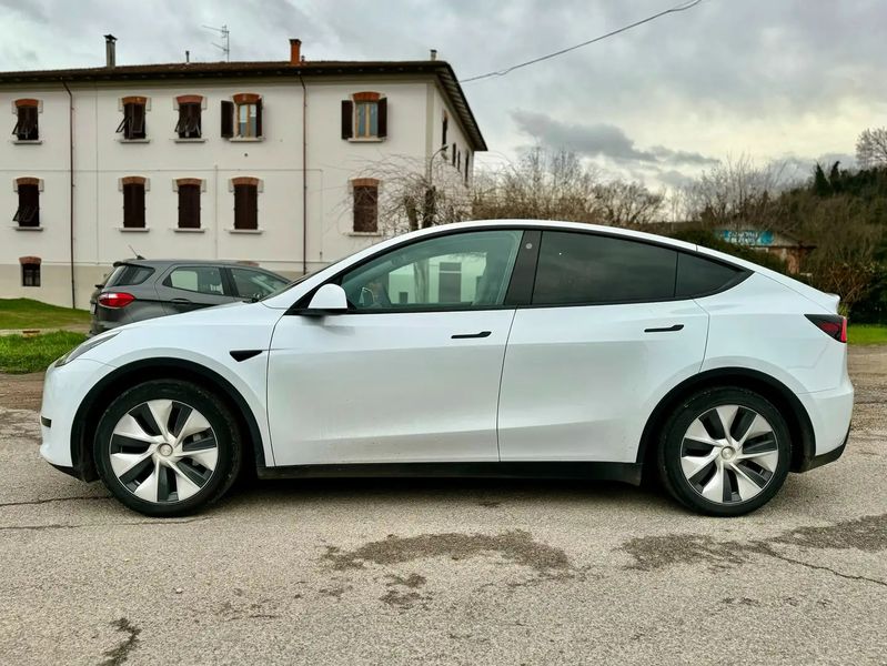 Tesla Model Y • 2022 • 45,000 km 1