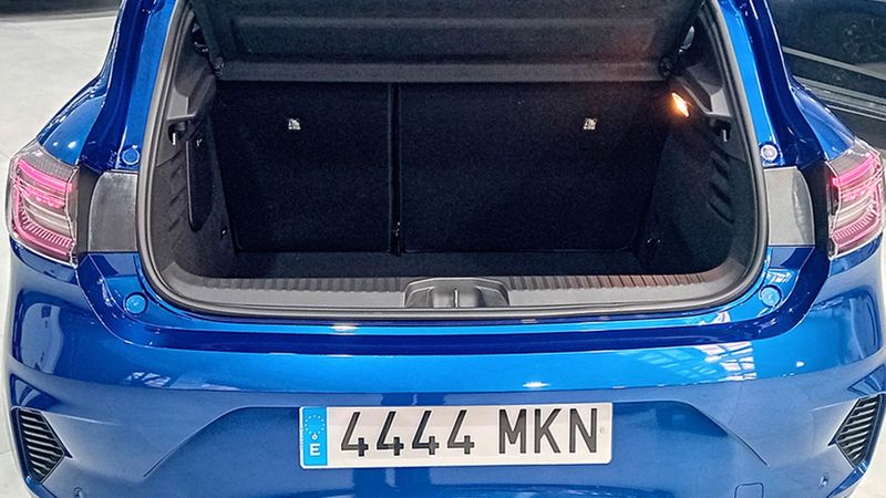 Renault Clio • 2023 • 10,831 km 18