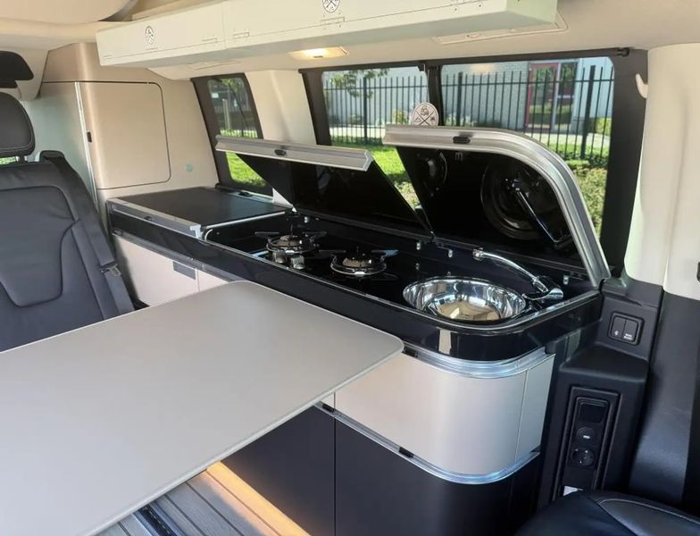 Mercedes-Benz 210 Van • 2018 • 84,000 km 8