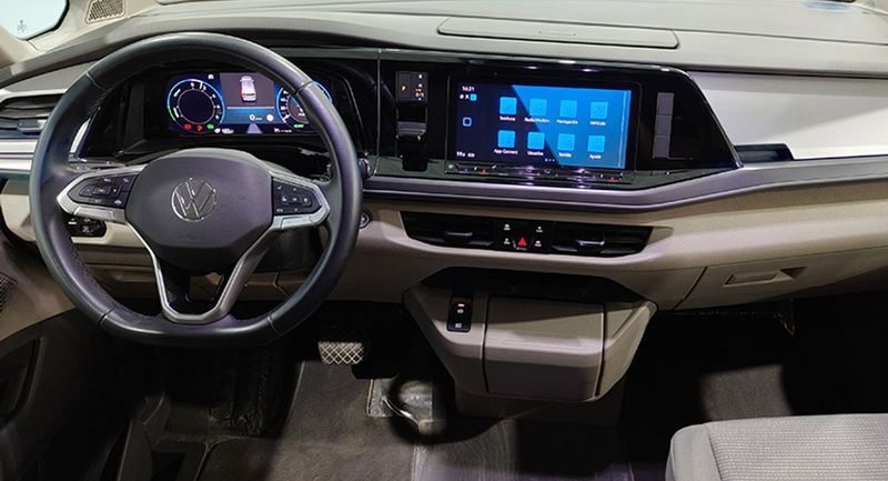 Volkswagen Multivan • 2023 • 17,915 km 3
