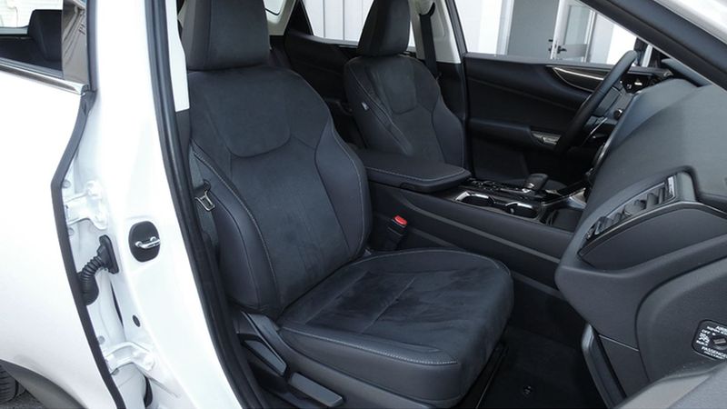 Lexus NX • 2022 • 4,056 km 3