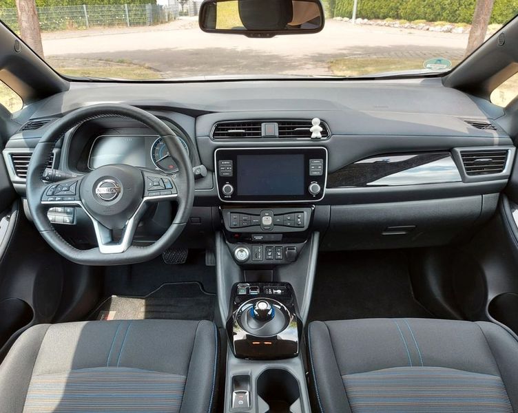 Nissan Leaf • 2022 • 16,100 km 4