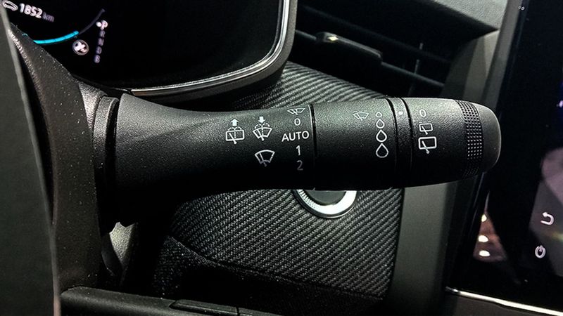 Renault Clio • 2023 • 10,831 km 32