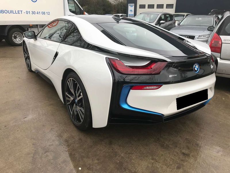 BMW i8 • 2014 • 82,900 km 3