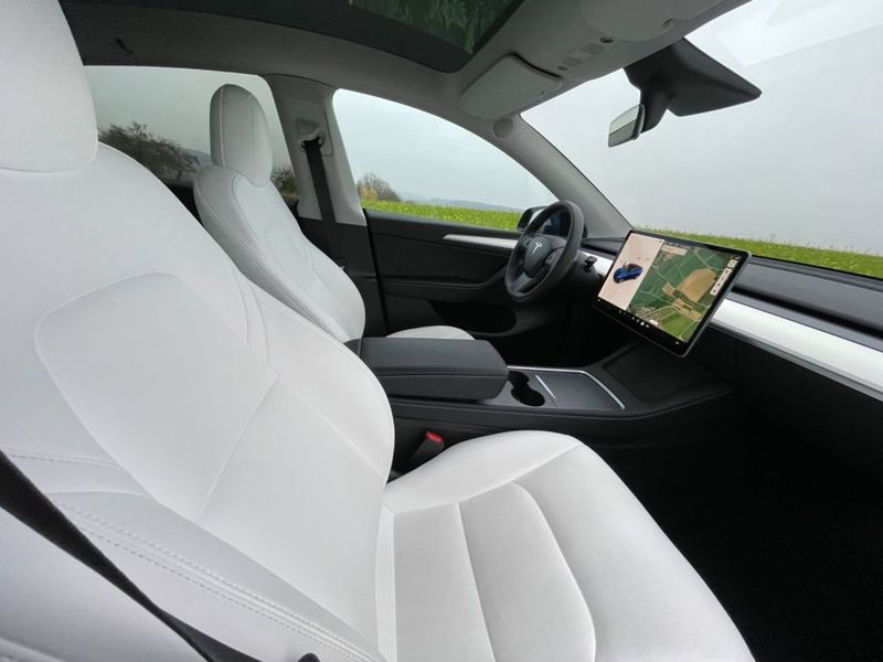 Tesla Model Y • 2021 • 18,730 km 5