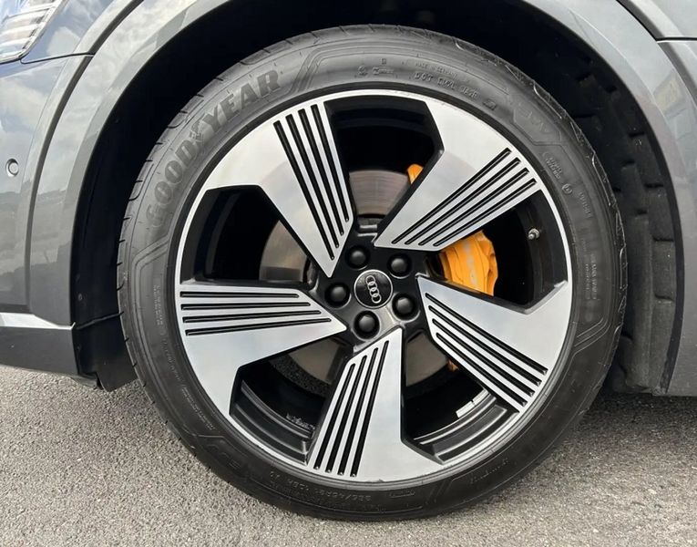 Audi e-tron • 2020 • 102,900 km 12
