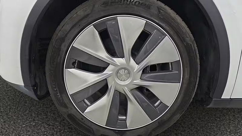 Tesla Model Y • 2024 • 7,925 km 29