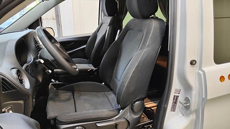 Mercedes-Benz 210 Van • 2022 • 43,229 km 3