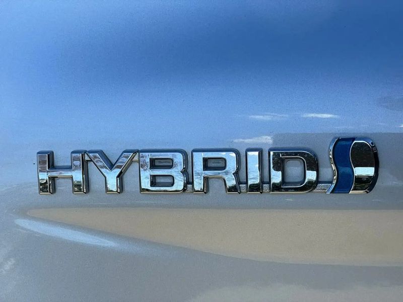 Toyota Camry Hybrid • 2020 • 39,000 km 9