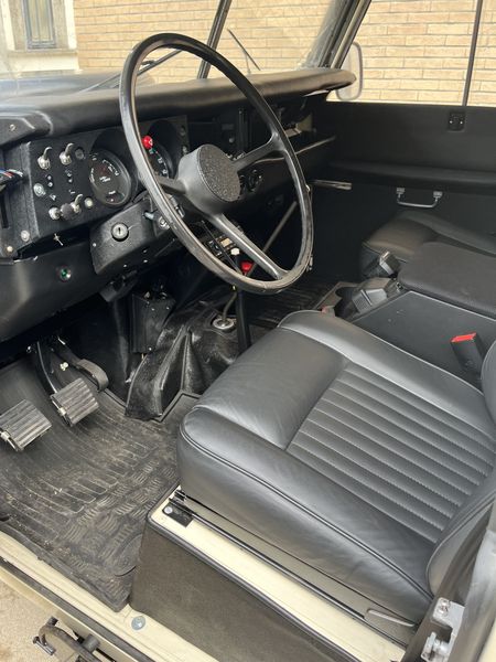 Land Rover 109 • 1982 • 3,600 km 10