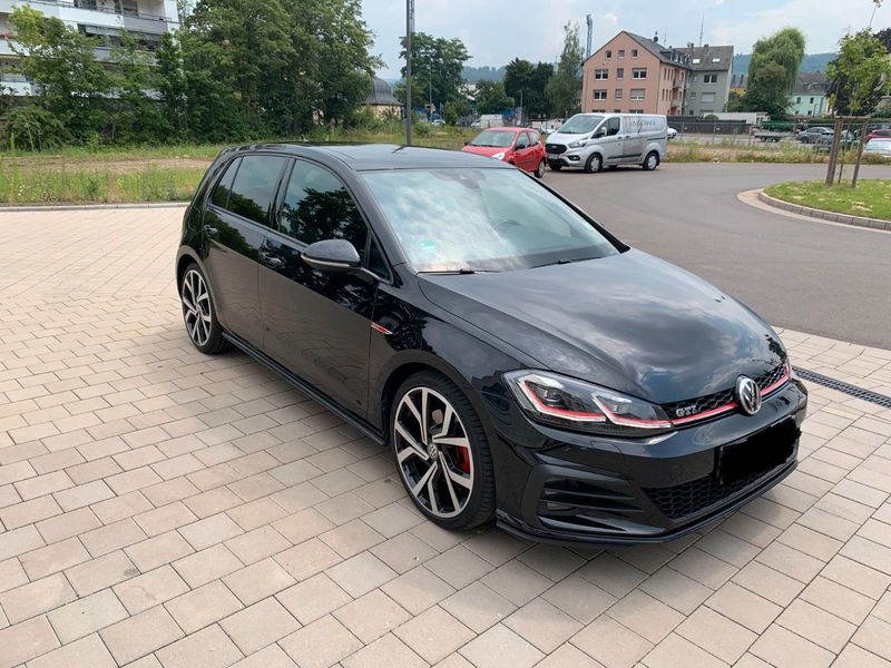 Volkswagen Golf • 2017 • 105,000 km 4