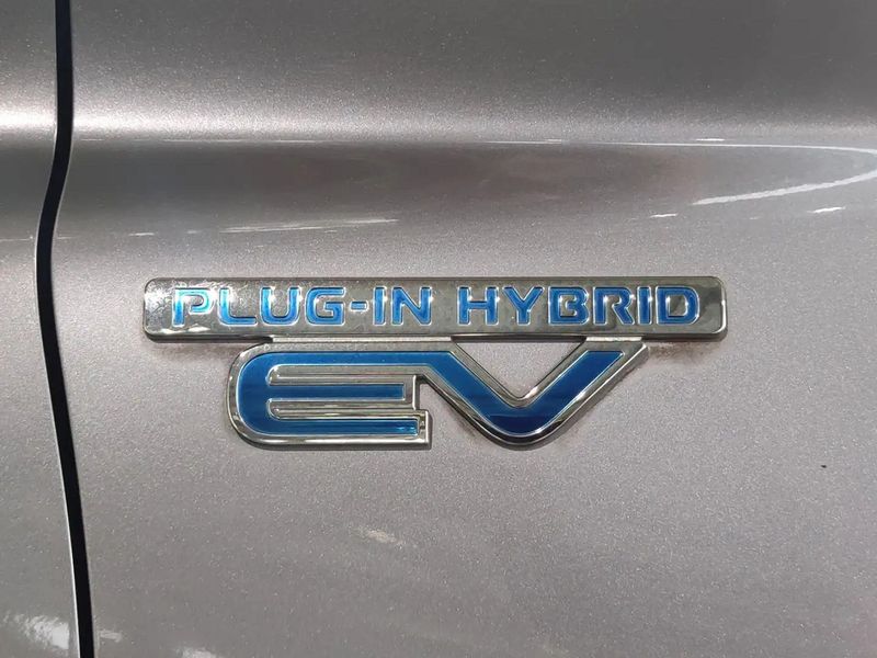 Mitsubishi Outlander • 2017 • 71,000 km 2