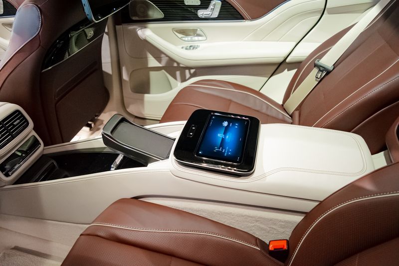 Mercedes-Benz Maybach • 2024 • 3,800 km 12