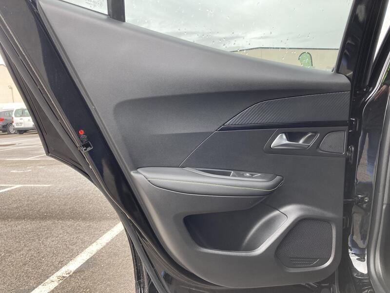 Peugeot 2008 • 2024 • 6,266 km 12