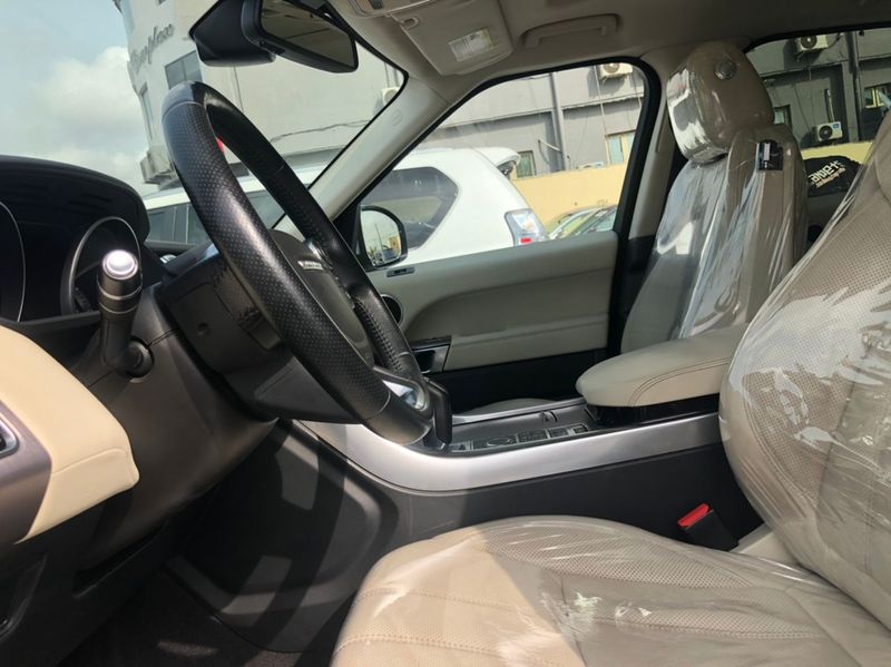 Land Rover Range Rover • 2018 • 50,000 km 2