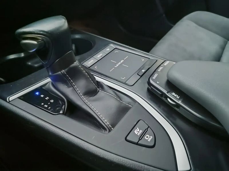 Lexus UX • 2020 • 66,000 km 13