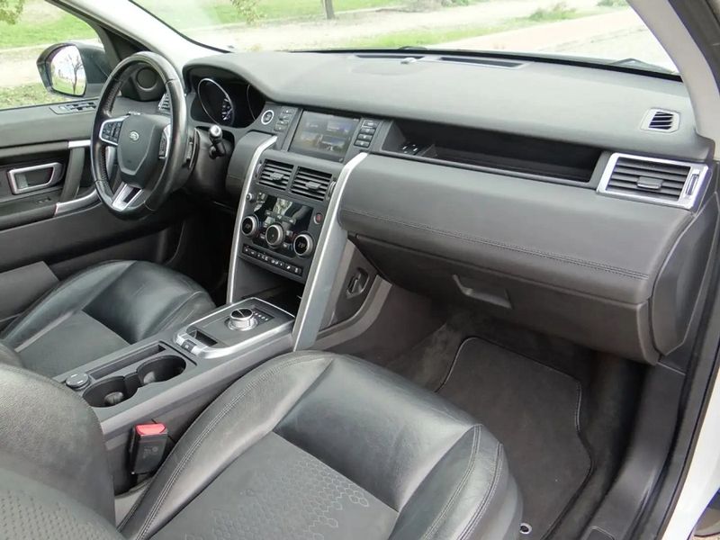 Land Rover Discovery Sport • 2016 • 87,000 km 10