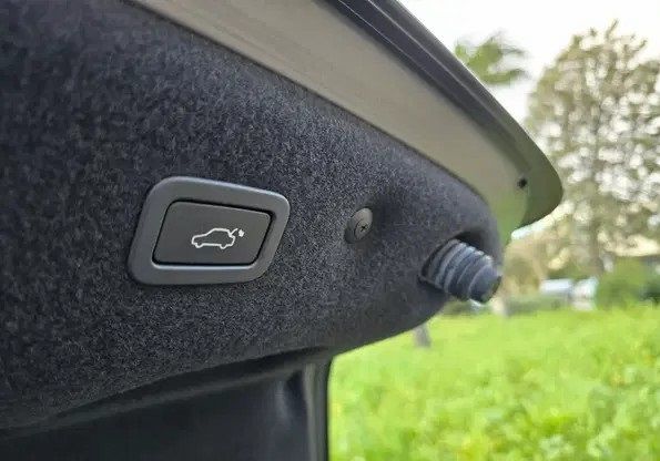 Jaguar XF • 2017 • 126,000 km 3