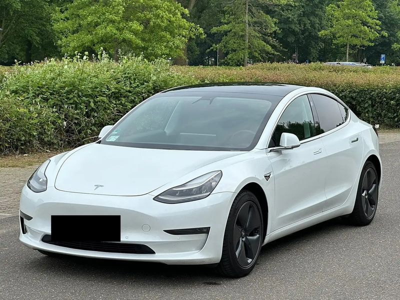Tesla Model 3 • 2019 • 77,600 km 1