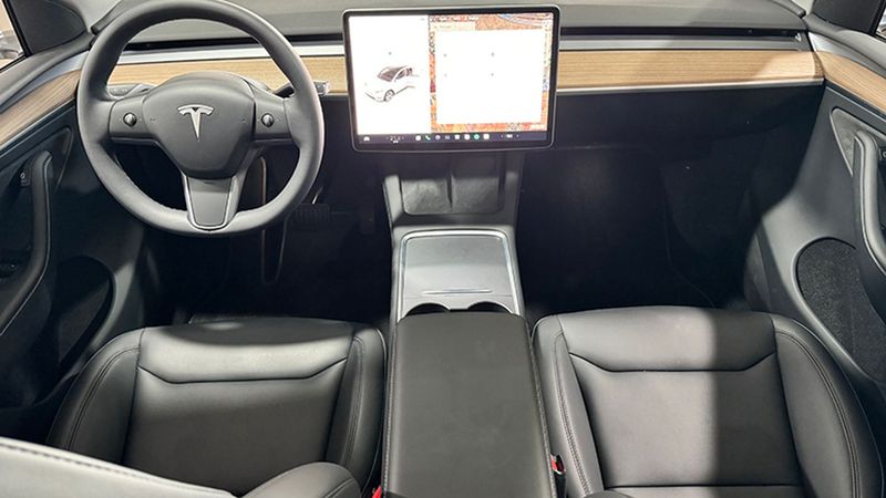 Tesla Model Y • 2023 • 9,294 km 4