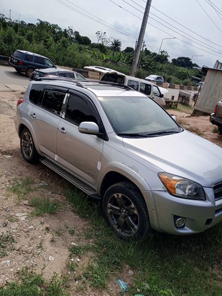 Toyota RAV4 • 2010 • 110,000 km 3