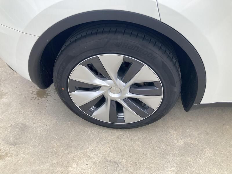 Tesla Model Y • 2024 • 2,458 km 13