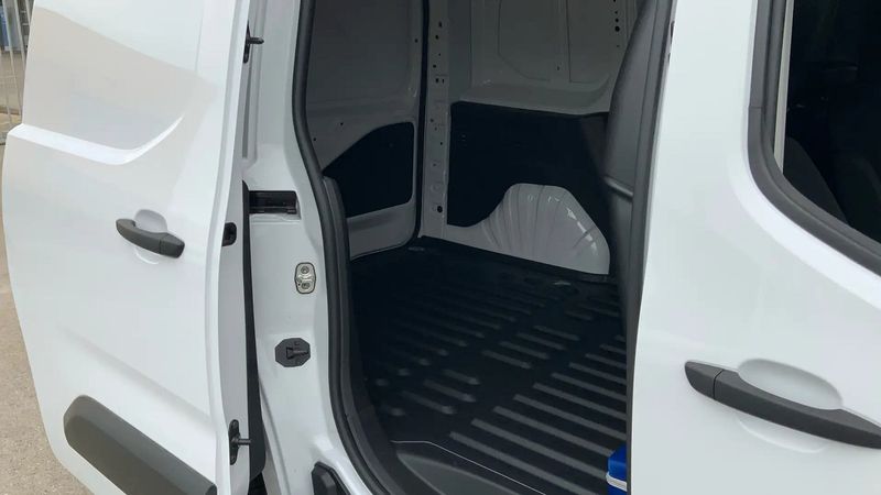 Peugeot 108 • 2023 • 23,000 km 15