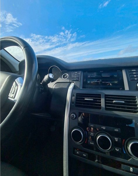 Land Rover Discovery • 2016 • 79,000 km 5