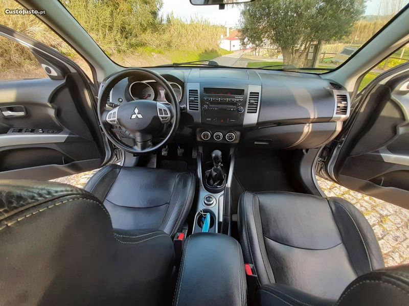 Mitsubishi Outlander • 2009 • 180,000 km 2