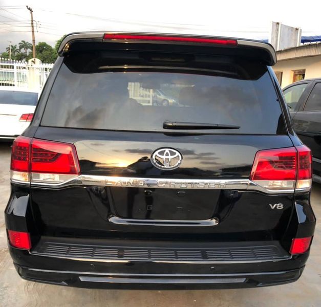 Toyota Land Cruiser • 2015 • 32 km 2